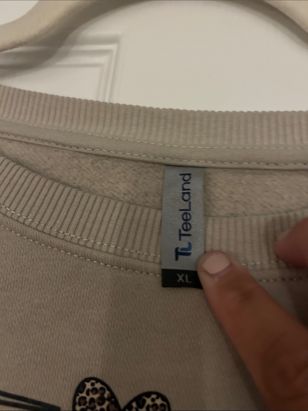 Elan Cream Crewneck Sweatshirt with Multicolor KINDNESS Graphic - Picture 2 of 2